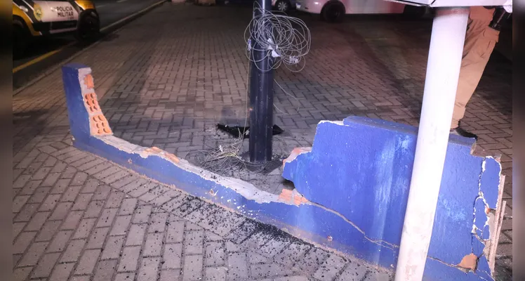 Carro atinge mureta após acidente envolvendo ônibus no Centro de PG