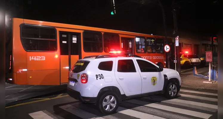 Carro atinge mureta após acidente envolvendo ônibus no Centro de PG