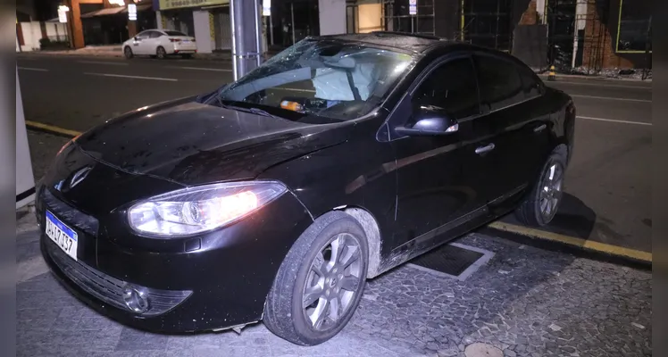 Carro atinge mureta após acidente envolvendo ônibus no Centro de PG