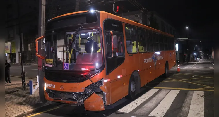 Carro atinge mureta após acidente envolvendo ônibus no Centro de PG