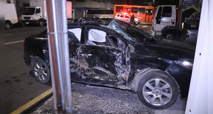 Carro atinge mureta após acidente envolvendo ônibus no Centro de PG