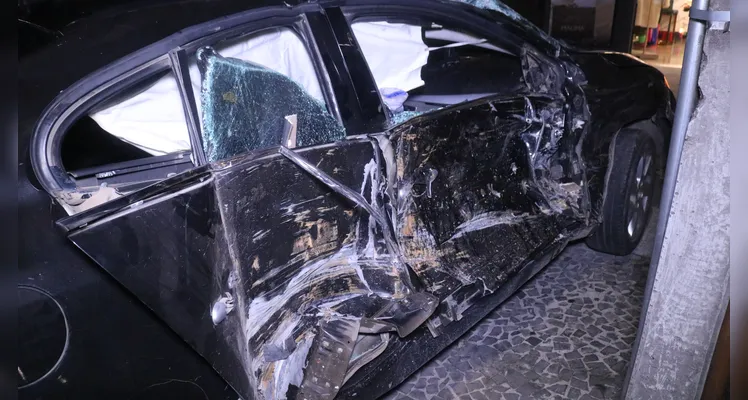 Carro atinge mureta após acidente envolvendo ônibus no Centro de PG