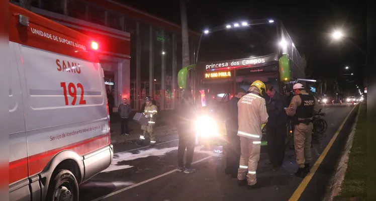Veículo na contramão colide contra ônibus na madrugada de PG