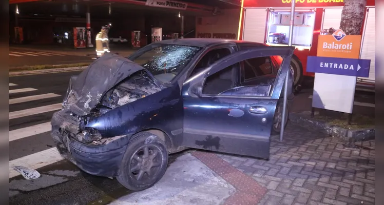 Veículo na contramão colide contra ônibus na madrugada de PG