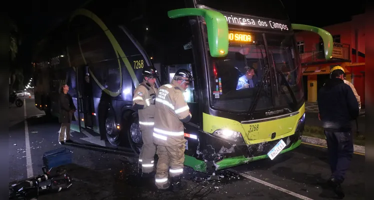Veículo na contramão colide contra ônibus na madrugada de PG