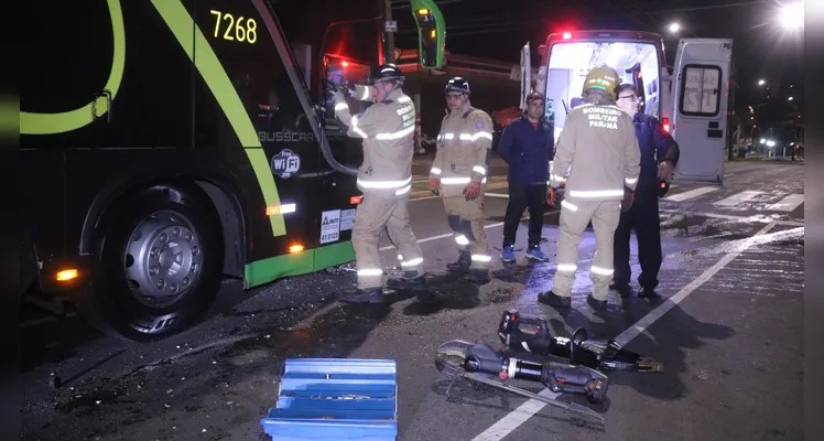 Veículo na contramão colide contra ônibus na madrugada de PG