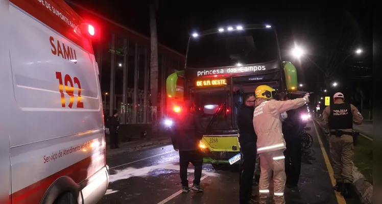 Veículo na contramão colide contra ônibus na madrugada de PG