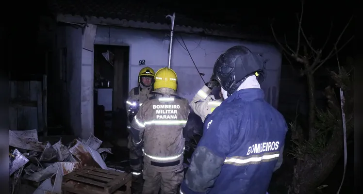 Incêndio destrói casa e deixa uma pessoa ferida em Ponta Grossa
