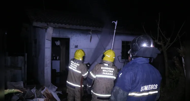 O incêndio ocorreu por volta da 1h30 da madrugada