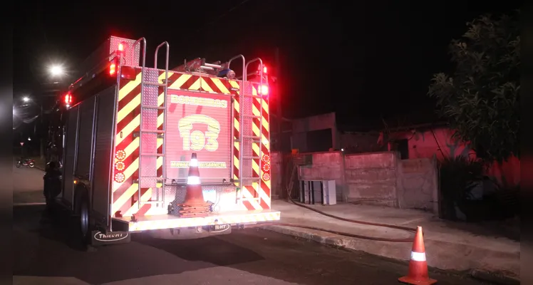 Incêndio destrói casa e deixa uma pessoa ferida em Ponta Grossa