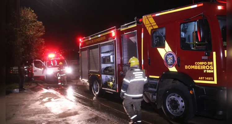 Incêndio destrói casa e deixa uma pessoa ferida em Ponta Grossa
