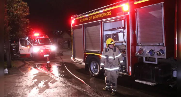 Incêndio destrói casa e deixa uma pessoa ferida em Ponta Grossa