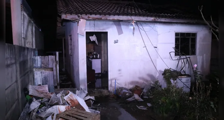 Incêndio destrói casa e deixa uma pessoa ferida em Ponta Grossa