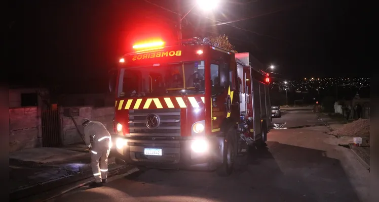 Incêndio destrói casa e deixa uma pessoa ferida em Ponta Grossa
