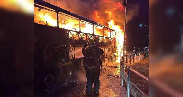 O incêndio consumiu completamente o ônibus.