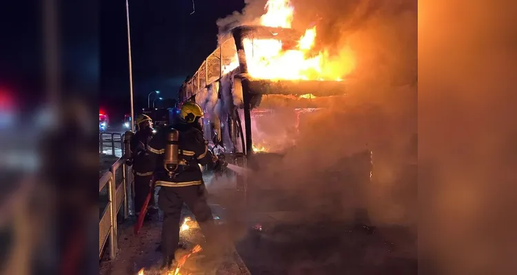 O incêndio consumiu completamente o ônibus.