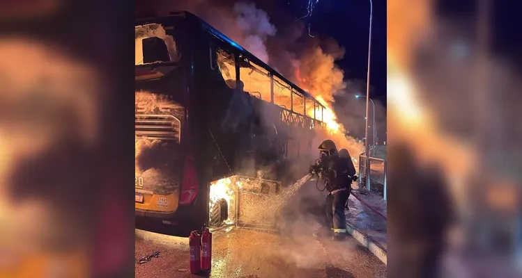 O incêndio consumiu completamente o ônibus.