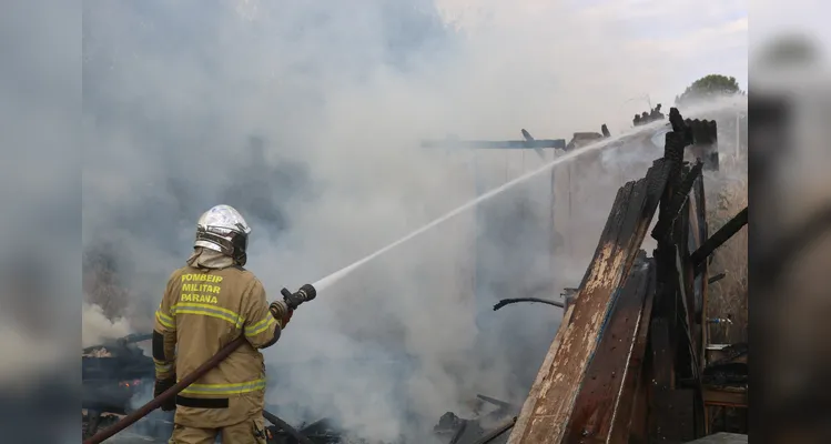 O imóvel acabou ficando totalmente destruído.