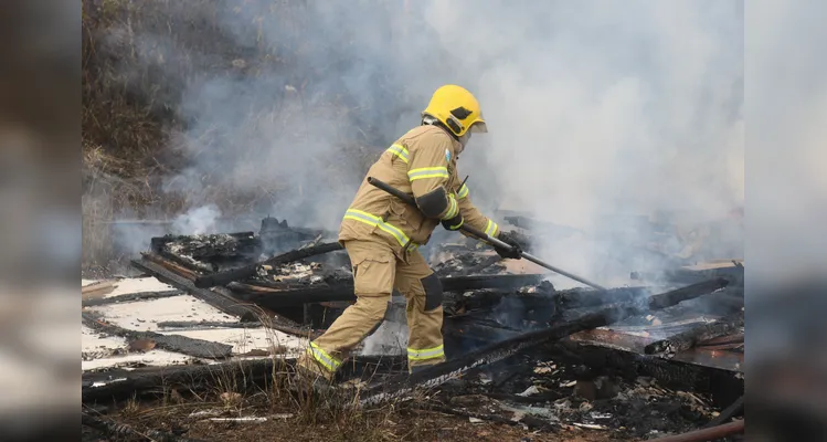 O imóvel acabou ficando totalmente destruído.