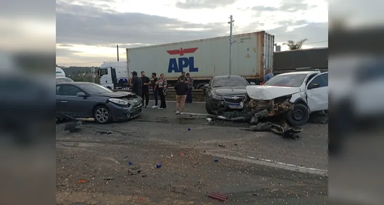Acidente grave envolvendo carros e caminhões é registrado em PG