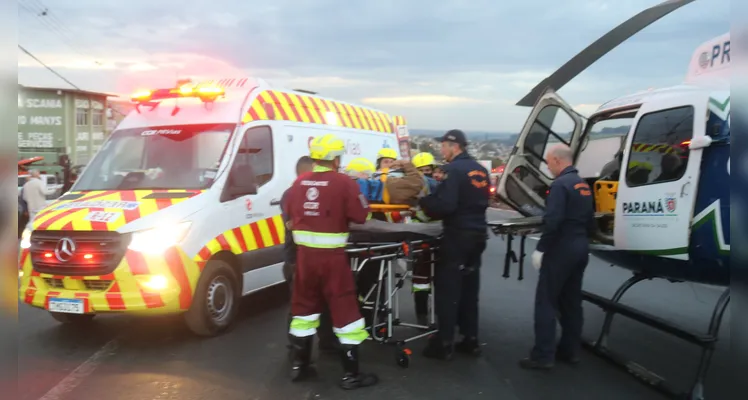 Uma colisão múltipla com dez veículos deixou 16 pessoas feridas no fim da tarde de quinta-feira (17).