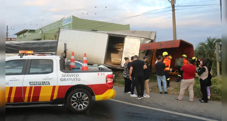 Uma colisão múltipla com dez veículos deixou 16 pessoas feridas no fim da tarde de quinta-feira (17).
