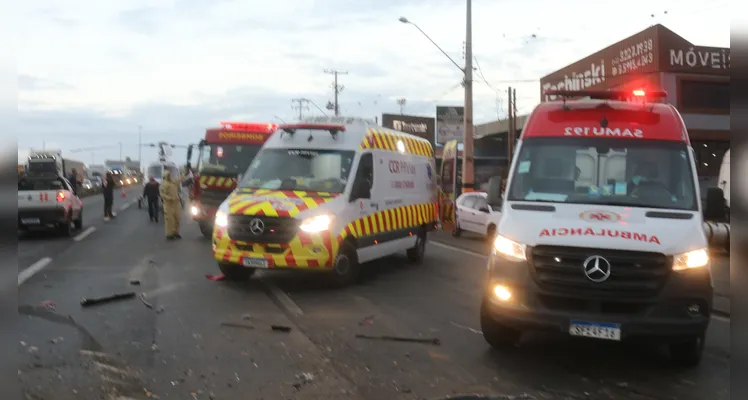 Uma colisão múltipla com dez veículos deixou 16 pessoas feridas no fim da tarde de quinta-feira (17).