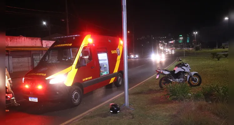 Pneu de moto fura e causa acidente em PG; Mulher fica ferida