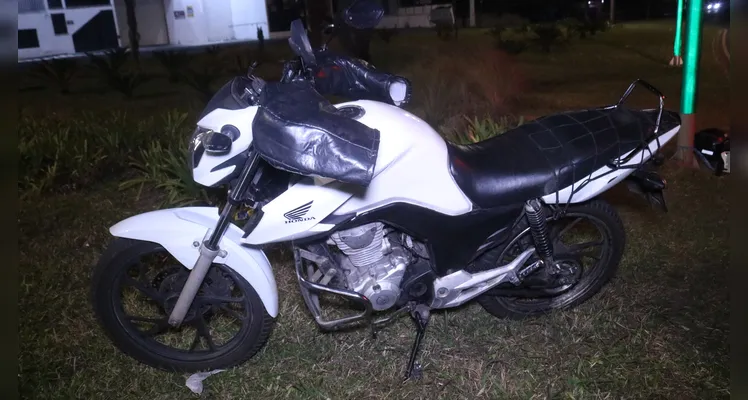 Pneu de moto fura e causa acidente em PG; Mulher fica ferida