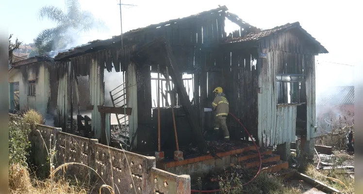 Casa pega fogo e deixa um homem ferido em Ponta Grossa