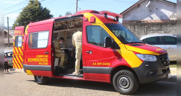 Casa pega fogo e deixa um homem ferido em Ponta Grossa