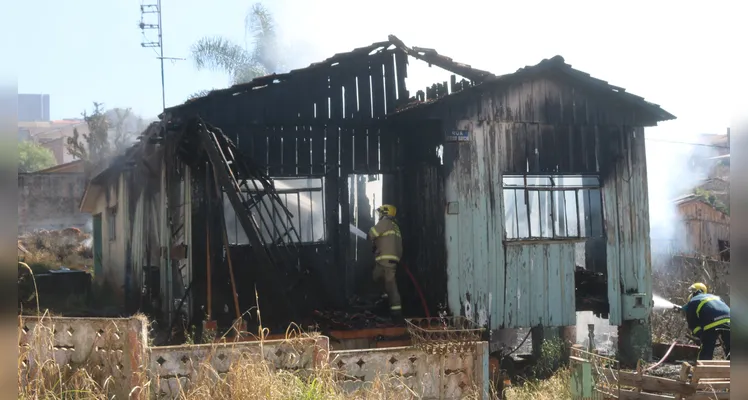 Casa pega fogo e deixa um homem ferido em Ponta Grossa
