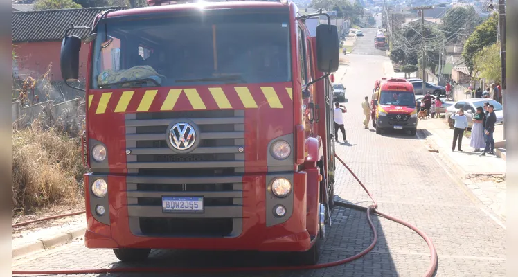 Casa pega fogo e deixa um homem ferido em Ponta Grossa