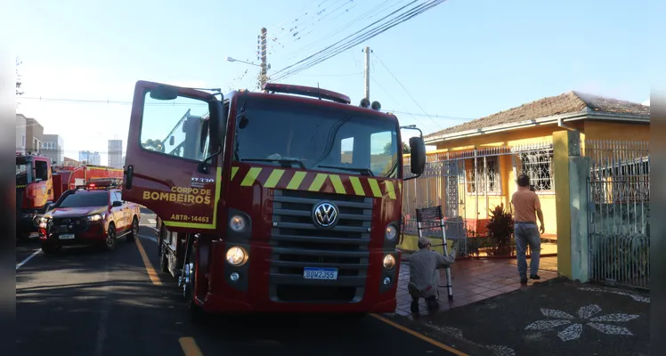 Incêndio na região de Oficinas mobiliza equipes do Corpo de Bombeiros em PG