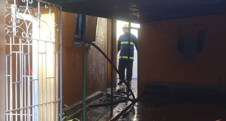 Incêndio na região de Oficinas mobiliza equipes do Corpo de Bombeiros em PG