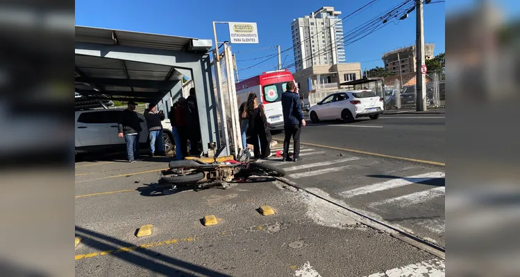 Motorista tenta entrar em estacionamento e colide com moto em PG