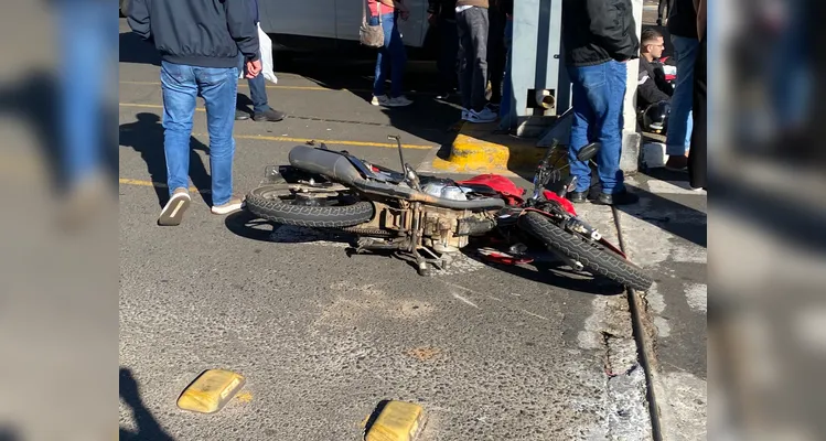 Motorista tenta entrar em estacionamento e colide com moto em PG