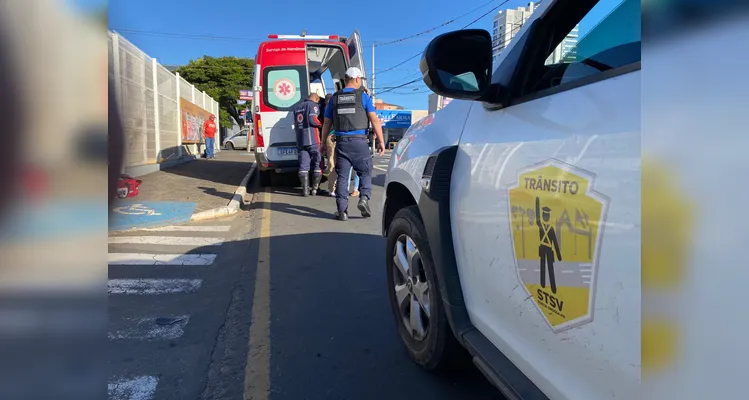 Motorista tenta entrar em estacionamento e colide com moto em PG