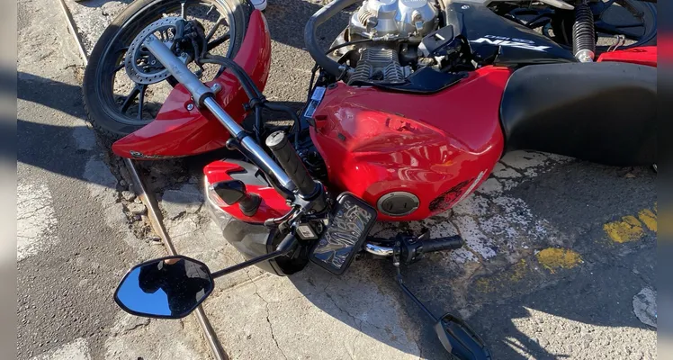 Motorista tenta entrar em estacionamento e colide com moto em PG