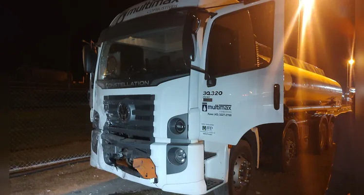 Veículo invade pátio de empresa e atinge outro caminhão em PG