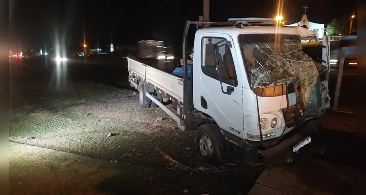 Veículo invade pátio de empresa e atinge outro caminhão em PG