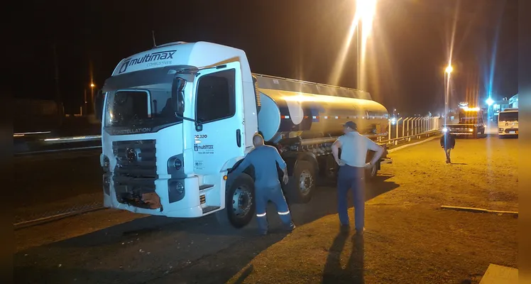Veículo invade pátio de empresa e atinge outro caminhão em PG
