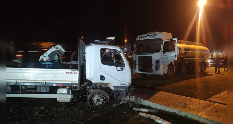 Veículo invade pátio de empresa e atinge outro caminhão em PG