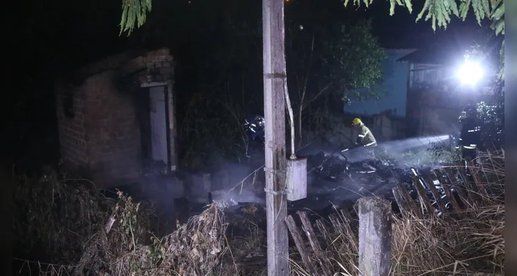 Equipe do Corpo de Bombeiros foi acionada para conter as chamas