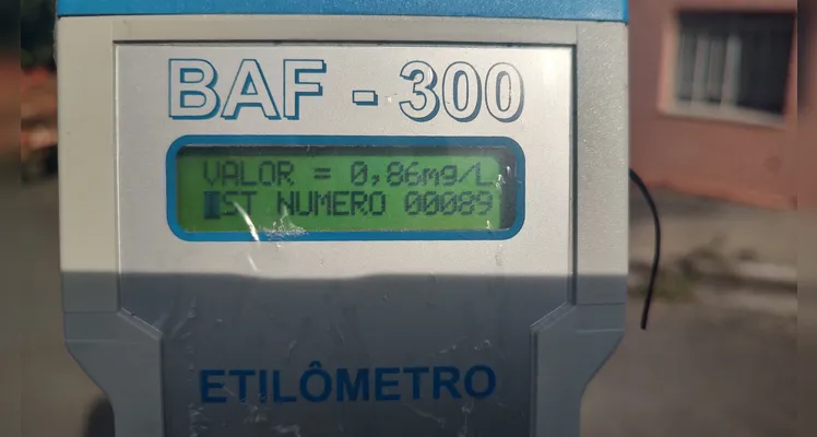 O condutor realizou o teste do etilômetro.