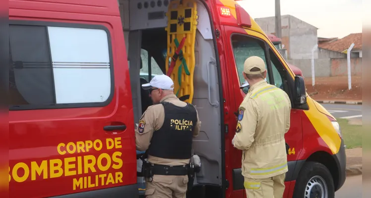 Veículo atingiu um carro parado e só parou após bater em um poste