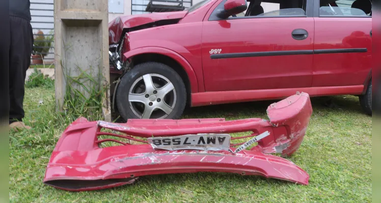 Veículo atingiu um carro parado e só parou após bater em um poste