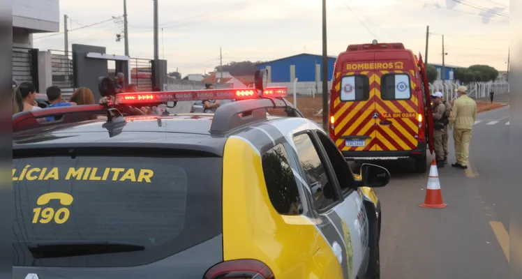 Veículo atingiu um carro parado e só parou após bater em um poste