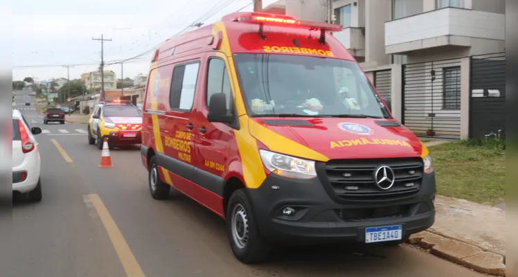 Veículo atingiu um carro parado e só parou após bater em um poste