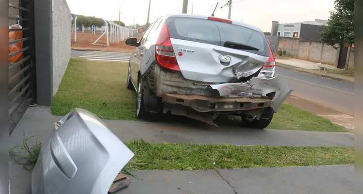Veículo atingiu um carro parado e só parou após bater em um poste